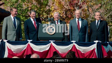 SIMI VALLEY, KALIFORNIEN. 4. November 1991: Ehemalige Präsidenten der Vereinigten Staaten George H.W. Bush, Ronald Reagan, Jimmy Carter, Gerald Ford & Richard Nixon bei der Einweihung der Ronald Reagan Presidential Library in Simi Valley, Kalifornien. Foto © Paul Smith/Featureflash Stockfoto