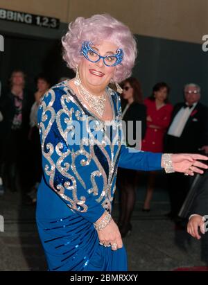 LOS ANGELES, KALIFORNIEN. 9. März 1993: Entertainerin Dame Edna Everidge (Barry Humphries) bei den 19. Jährlichen People's Choice Awards in Los Angeles. Foto © Paul Smith/Featureflash Stockfoto