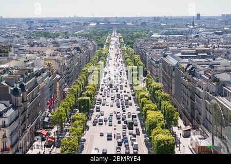 Paris. Frankreich – 15. Mai 2019: Avenue des Champs Elysees. Blick vom Arc de Triomphe in Paris. Frankreich. Stockfoto