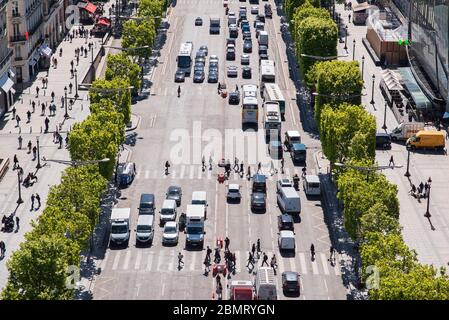 Paris. Frankreich – 15. Mai 2019: Avenue des Champs Elysees. Blick vom Arc de Triomphe in Paris. Frankreich. Stockfoto