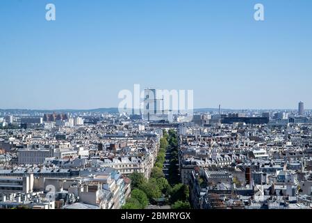 Paris. Frankreich - 15. Mai 2019: Avenue de Wagram. Blick vom Arc de Triomphe in Paris. Frankreich. Tribunal de Paris im Hintergrund. Stockfoto