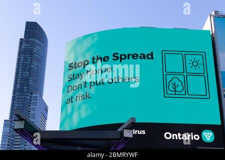 „Stoppt die Ausbreitung. Bleib zu Hause. Andere nicht in Gefahr bringen." COVID-19 Coronavirus-Informationsschild in Young-Dundas Square Toronto. Stockfoto