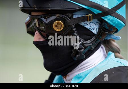 Jockey Lilli-Marie ENGELS mit Mund-Nase-Maske. Galopprennen, Renntag auf der Rennbahn Raffelberg, am 9. Mai 2020 in Mülheim an der Ruhr. Â Verwendung weltweit Stockfoto