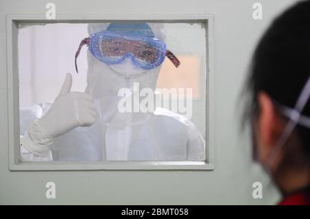 Peking, Chinas Provinz Hunan. Februar 2020. Die Krankenschwester Yi Junfeng (L) gibt einem unter Quarantäne geratenen Patienten in einer Fieberklinik des Hunan Volkskrankenhauses in Changsha, Zentralchinesisch, am 7. Februar 2020 einen unterstützenden Daumen nach oben. Der Internationale Tag der Krankenschwestern wird am 12. Mai anlässlich des Geburtstages der Florence Nightingale weltweit gefeiert. Das diesjährige Thema des Internationalen Rates der Krankenschwestern lautet: "Die Welt zur Gesundheit bringen". Kredit: Chen Zeguo/Xinhua/Alamy Live News Stockfoto