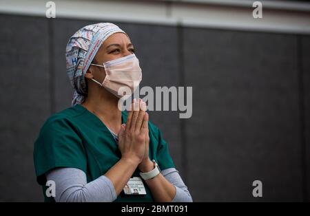 Peking, USA. Mai 2020. Samantha Giambalvo, eine Krankenschwester aus Alabama, die seit dem 6. April in New York arbeitet, beobachtet, wie Feuerwehrleute und Anwohner vor dem NYU Langone Medical Center in New York, USA, am 9. Mai 2020, ihre Wertschätzung für die Beschäftigten im Gesundheitswesen zeigen. Der Internationale Tag der Krankenschwestern wird am 12. Mai anlässlich des Geburtstages der Florence Nightingale weltweit gefeiert. Das diesjährige Thema des Internationalen Rates der Krankenschwestern lautet: "Die Welt zur Gesundheit bringen". Kredit: Michael Nagle/Xinhua/Alamy Live News Stockfoto