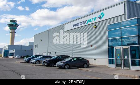 WestJet Airlines Büro in Toronto Pearson Intl. Flughafen, NavCanada ATC Turm im Hintergrund. Stockfoto