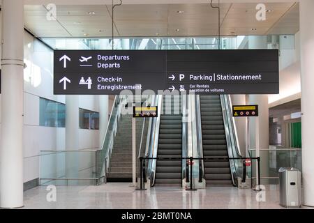 Abgesperrter Abschnitt innerhalb von Toronto Pearson Terminal 1, da die Luftfahrtindustrie mit den Auswirkungen der COVID-19 (Coronavirus) Pandemie zurechtkommt. Stockfoto