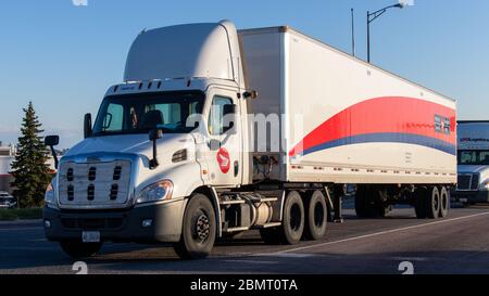 Canada Post Transport LKW und Anhänger auf einer Autobahn Rampe in der Nähe von Kanadas Post Distribution Center an einem sonnigen Nachmittag. Stockfoto