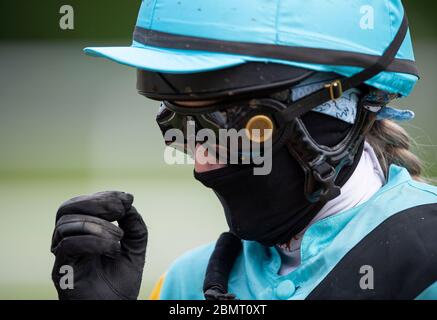 Jockey Lilli-Marie ENGELS mit Mund-Nase-Maske. Galopprennen, Renntag auf der Rennbahn Raffelberg, am 9. Mai 2020 in Mülheim an der Ruhr. Â Verwendung weltweit Stockfoto