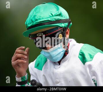 Jockey Marco CASAMENTO mit Mund-Nase-Maske. Galopprennen, Renntag auf der Rennbahn Raffelberg, am 9. Mai 2020 in Mülheim an der Ruhr. Â Verwendung weltweit Stockfoto