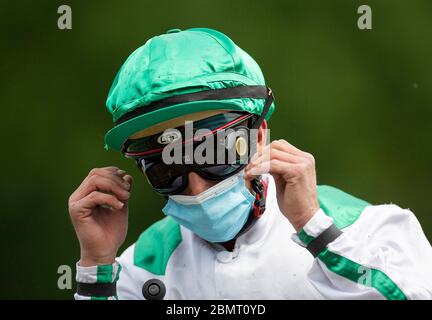 Jockey Marco CASAMENTO mit Mund-Nase-Maske. Galopprennen, Renntag auf der Rennbahn Raffelberg, am 9. Mai 2020 in Mülheim an der Ruhr. Â Verwendung weltweit Stockfoto