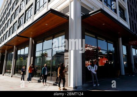 Washington, DC, USA. Mai 2020. Die Menschen warten vor einem Lebensmittelgeschäft in Washington, DC, den Vereinigten Staaten am 10. Mai 2020. Global COVID-19 Todesfälle überschritten 280,000 am Sonntag, erreichte 280,507 von 12:32 Uhr (1632 GMT), nach dem Center for Systems Science and Engineering (CSSE) an der Johns Hopkins University. Kredit: Ting Shen/Xinhua/Alamy Live News Stockfoto