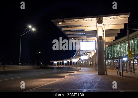 Toronto Pearson Terminal 1 Abflüge Drop-off-Bereich leer, da die Luftfahrtindustrie mit der COVID-19 Pandemie fertig wird. Stockfoto