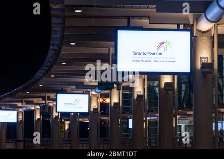 Toronto Pearson International Airport Logo auf digitalen Bildschirmen außerhalb Terminal 1 in der Nacht gesehen. Stockfoto