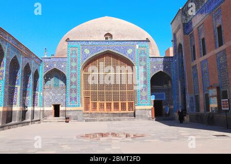 Hof im Schrein Ensemble, Mausoleum und Khaneghah von Sheikh Safi al-din, Ardabil, Iran. Inschrift am Eingang - Text aus dem Koran. UNESCO Stockfoto