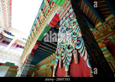 Zongang. Mai 2020. Das Foto vom 9. Mai 2020 zeigt die Innendekoration einer Residenz im Dorf Junyong in der Gemeinde Dobbar im Bezirk Zongang in der Stadt Qamdo, im Südwesten Chinas, der autonomen Region Tibet. Dobbar Township war ein wichtiger Halt an der Ancient Tea Horse Road, einer historischen Karawane und Handelsstraße im Südwesten Chinas. Menschen aus verschiedenen Kulturen hatten sich hier getroffen, um Geschäfte zu machen. Generationen von kulturellen Austausch half, den einzigartigen Stil der Dobbar-Residenzen zu prägen. Kredit: Wang Zehao/Xinhua/Alamy Live News Stockfoto