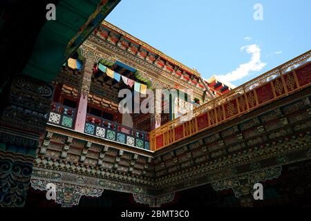 Zongang. Mai 2020. Das Foto vom 9. Mai 2020 zeigt eine Residenz im Dorf Junyong in der Gemeinde Dobbar im Bezirk Zongang in der Stadt Qamdo, im Südwesten Chinas, der autonomen Region Tibet. Dobbar Township war ein wichtiger Halt an der Ancient Tea Horse Road, einer historischen Karawane und Handelsstraße im Südwesten Chinas. Menschen aus verschiedenen Kulturen hatten sich hier getroffen, um Geschäfte zu machen. Generationen von kulturellen Austausch half, den einzigartigen Stil der Dobbar-Residenzen zu prägen. Kredit: Zhan Yan/Xinhua/Alamy Live News Stockfoto