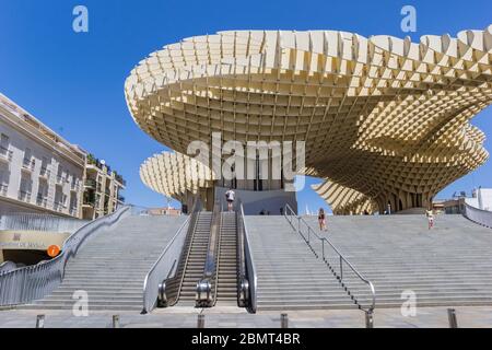 Rolltreppe und Stufen zum Metropol Parasol in Sevilla, Spanien Stockfoto