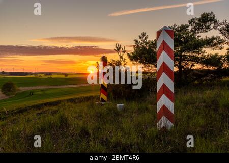 Die polnisch-deutsche Staatsgrenze. Grenzposten an der Grenze bei Sonnenuntergang Stockfoto