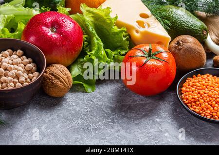 Konzeptionelle Bild einer Diät Balance zwischen Lebensmitteln und Gemüse und Obst. Ernährung und Ernährung Bild mit Copyspace Stockfoto