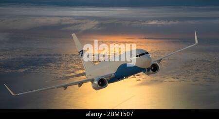 Vision des beliebten Boeing 737 Passagierflugzeugs beim Überfliegen des Ozeans Stockfoto
