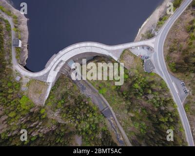 Dam Wall, Luftdrohne Dron Dron Dron Dron Dron Dron Oker-Stausee im Wald des Harzes in Niedersachsen. Stockfoto