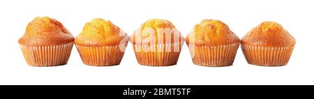 Leckere leckere Muffins auf weißem Hintergrund isoliert Stockfoto