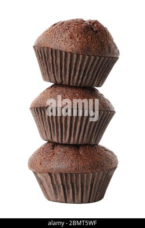 Köstliche Schokoladenmuffins auf weißem Hintergrund isoliert Stockfoto