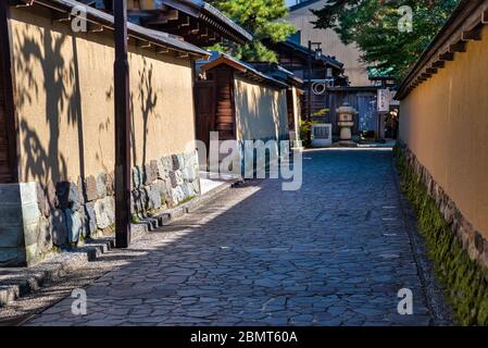 Straßen im historischen Samurai-Viertel von Nagamachi, Kanazawa, Japan. Stockfoto