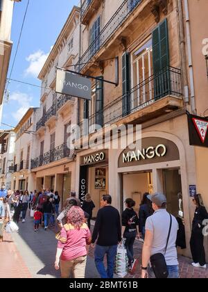 Palma, Mallorca - 10. April 2019: Viele Touristen, die in einer alten, dünnen Straße in Palma de Malorca, Spanien, spazieren gehen Stockfoto