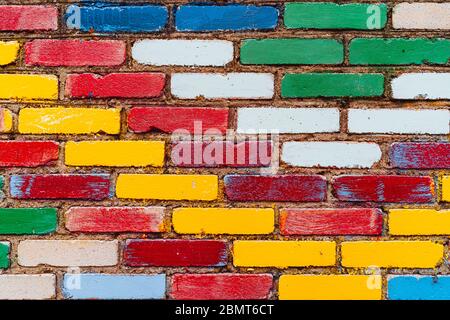 Backsteinwand aus farbigen Ziegeln Stockfoto