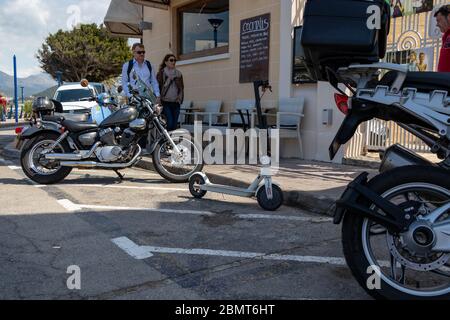 Port d'Andratx, Mallorca, Spanien - 13. April 2019: Parken von E-Scootern auf einem Motorradparkplatz in Port d Andratx Stockfoto