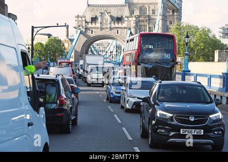 Stoßfänger-zu-Stoßfänger-Verkehr auf einer Zufahrtsstraße zur Tower Bridge in London, am Morgen nach Premierminister Boris Johnson sagte, dass Menschen, die nicht von zu Hause aus arbeiten können, "aktiv ermutigt" werden sollten, ab Montag wieder an ihren Arbeitsplatz zurückzukehren. Stockfoto