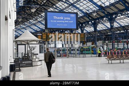 Brighton UK 11. Mai 2020 - Brighton Bahnhof ist ruhig mit Pendlern und Reisenden am Morgen nach dem britischen Premierminister Boris Johnson die neuen Lockdown Restriction Guidelines und den Slogan "Stay Alert" während der Coronavirus COVID-19 Pandemie angekündigt. : Credit Simon Dack / Alamy Live News Stockfoto