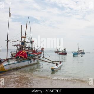 Fischerboote, Fisherman's Bay, Weligama, an der Südküste von Sri Lanka. Stockfoto