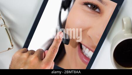 Frau, die auf dem Laptop-Bildschirm arbeitet Stockfoto