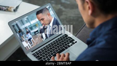 Geschäftsmann arbeitet auf Laptop-Bildschirm Stockfoto