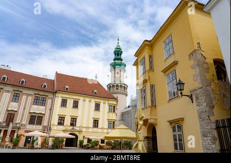 Schöne Architektur des Feuerwache Turm auf dem Hauptplatz von Sopron Ungarn Stockfoto