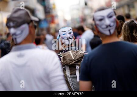 Köln, Deutschland. Mai 2020. Nicht registrierte Demo gegen Corona-Messungen auf dem Roncalliplatz. Köln, 9. Mai 2020 Quelle: dpa/Alamy Live News Stockfoto