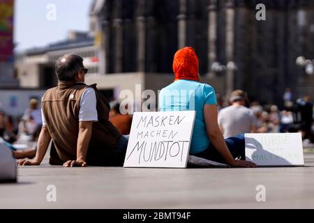 Köln, Deutschland. Mai 2020. Nicht registrierte Demo gegen Corona-Messungen auf dem Roncalliplatz. Köln, 9. Mai 2020 Quelle: dpa/Alamy Live News Stockfoto