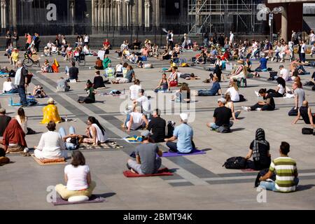 Köln, Deutschland. Mai 2020. Nicht registrierte Demo gegen Corona-Messungen auf dem Roncalliplatz. Köln, 9. Mai 2020 Quelle: dpa/Alamy Live News Stockfoto