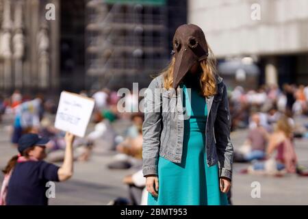 Köln, Deutschland. Mai 2020. Nicht registrierte Demo gegen Corona-Messungen auf dem Roncalliplatz. Köln, 9. Mai 2020 Quelle: dpa/Alamy Live News Stockfoto