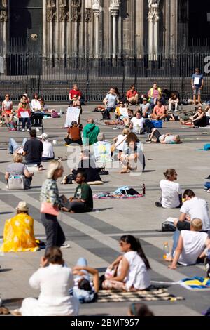 Köln, Deutschland. Mai 2020. Nicht registrierte Demo gegen Corona-Messungen auf dem Roncalliplatz. Köln, 9. Mai 2020 Quelle: dpa/Alamy Live News Stockfoto