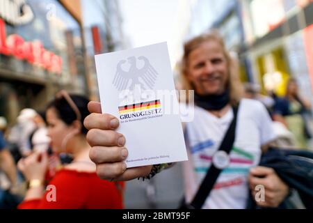 Köln, Deutschland. Mai 2020. Nicht registrierte Demo gegen Corona-Messungen auf dem Roncalliplatz. Köln, 9. Mai 2020 Quelle: dpa/Alamy Live News Stockfoto