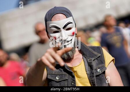 Köln, Deutschland. Mai 2020. Nicht registrierte Demo gegen Corona-Messungen auf dem Roncalliplatz. Köln, 9. Mai 2020 Quelle: dpa/Alamy Live News Stockfoto