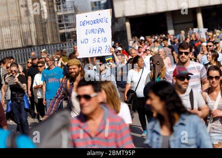 Köln, Deutschland. Mai 2020. Nicht registrierte Demo gegen Corona-Messungen auf dem Roncalliplatz. Köln, 9. Mai 2020 Quelle: dpa/Alamy Live News Stockfoto