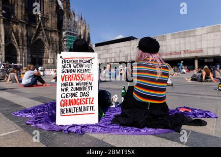 Köln, Deutschland. Mai 2020. Nicht registrierte Demo gegen Corona-Messungen auf dem Roncalliplatz. Köln, 9. Mai 2020 Quelle: dpa/Alamy Live News Stockfoto