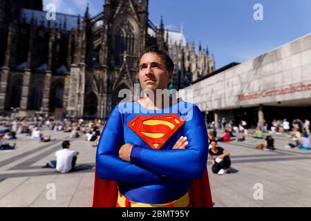 Köln, Deutschland. Mai 2020. Nicht registrierte Demo gegen Corona-Messungen auf dem Roncalliplatz. Köln, 9. Mai 2020 Quelle: dpa/Alamy Live News Stockfoto