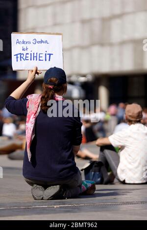 Köln, Deutschland. Mai 2020. Nicht registrierte Demo gegen Corona-Messungen auf dem Roncalliplatz. Köln, 9. Mai 2020 Quelle: dpa/Alamy Live News Stockfoto