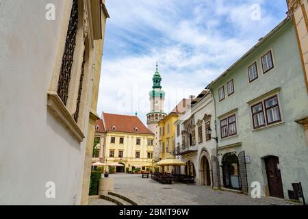 Schöne Architektur des Feuerwache Turm auf dem Hauptplatz von Sopron Ungarn Stockfoto